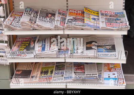 Englische Zeitungen auf einem Regal zum Verkauf in einem britischen Zeitungsläden Shop speichern Stockfoto