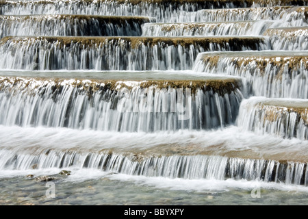 Kleine Wasserfälle unterhalb des Jade Dragon Snow Mountain in Lijiang China Stockfoto