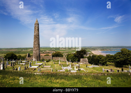 12. Jahrhundert Rundturm und St. Declan Kathedrale, Ardmore, Grafschaft Waterford, Irland Stockfoto