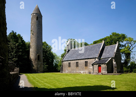 Timahoe Kirche aus dem 7. Jahrhundert und 12. Jahrhundert gründete Rundturm auf dem Gelände des Klosters von Saint Mochua, Timahoe, County Laois, Irland Stockfoto