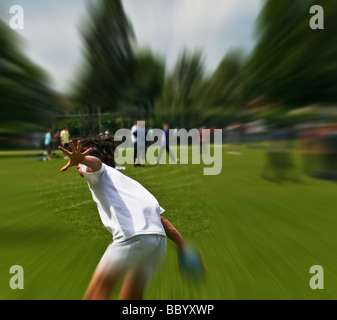 Ein Student, den Diskus werfen. Stockfoto