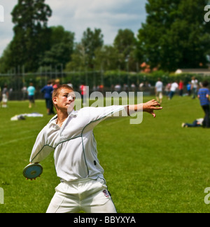 Ein Student den Diskus werfen Stockfoto