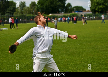 Ein Student, den Diskus werfen. Stockfoto