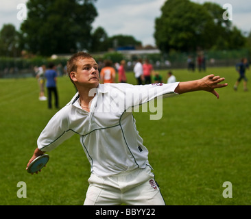 Ein junger Mensch einen Diskus werfen Stockfoto