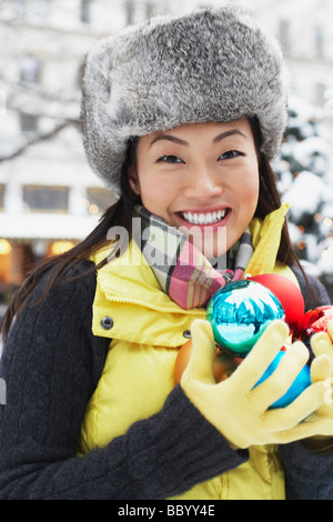 Koreanerin mit Weihnachtsschmuck Stockfoto