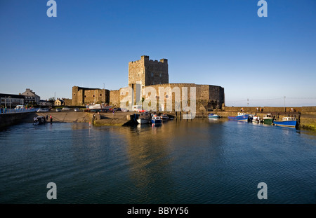 Carrickfergus Castle gebaut von John de Courcy 1177 und den Hafen, County Antrim, Nordirland Stockfoto