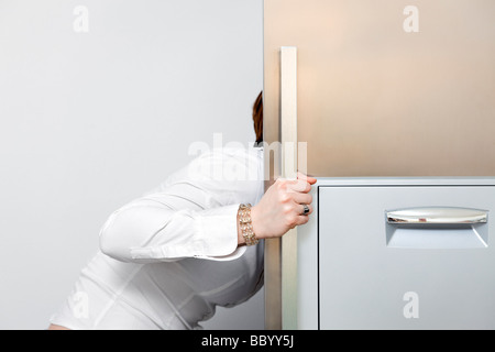 hungrige Frau auf der Suche in Kühlschrank Textfreiraum Stockfoto