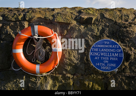 Tafel zum Gedenken an die Landung von König William III am Hafen in Carrickfergus, County Antrim, Nordirland Stockfoto