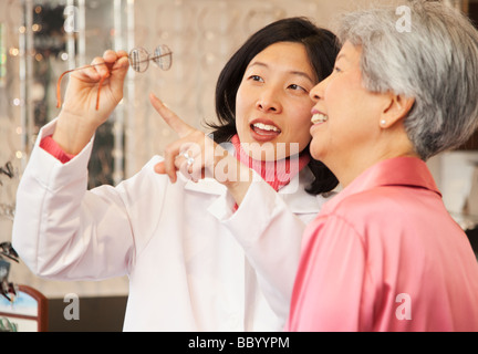 Koreanische Optiker Brillen an Kunden zeigen Stockfoto