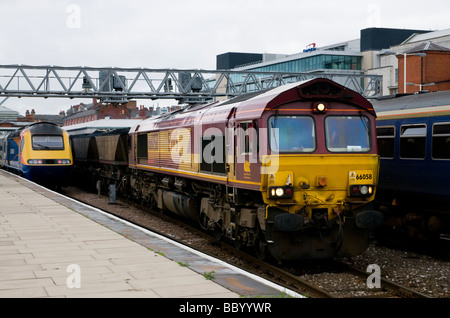 Class 66 66 058 Diesel Lokomotive Fracht trainieren Nottingham Station uk Stockfoto