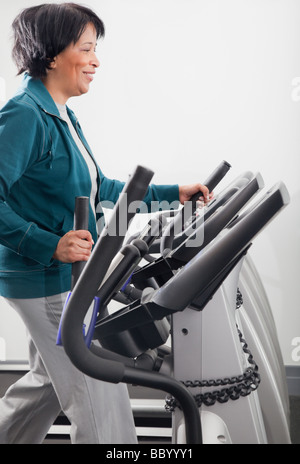 Afrikanerin mit Laufband im Fitnessstudio Stockfoto