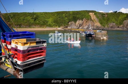 Angler verlassen den Fischerhafen, Boatstrand, Kupfer-Küste, County Waterford, Irland Stockfoto