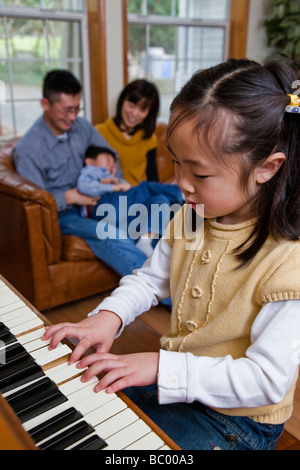 Koreanerin, die Klavier spielen Stockfoto