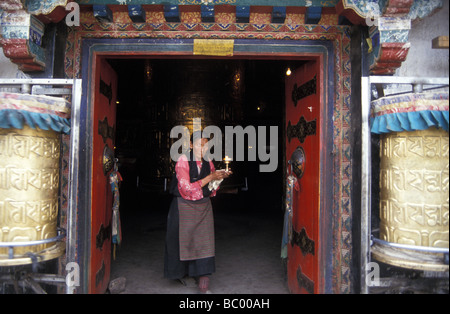 Tibetische Pilger große buddhistische Gebetsmühlen Tempel Lhasa Hauptstadt Xizang Tibet autonome Region Peoples Republic Of China Stockfoto