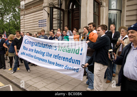 Demonstranten vor der irischen Botschaft in London in 2008 gratulieren Irland dafür, dass ein Referendum über den Lissabon-Vertrag. Stockfoto