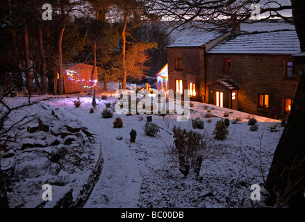 Schnee bedeckt und ein kleines Häuschen im tiefen Winter. Nidderdale. North Yorkshire Stockfoto