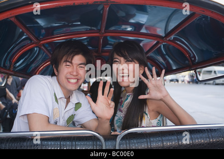 Asian paar im Taxi winken Stockfoto