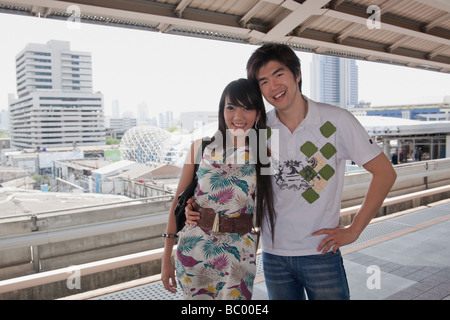 Asian paar umarmt auf u-Bahn-Plattform Stockfoto