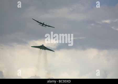 Avro-Bildung von BBMF Lancaster und die letzte flugfähige Vuilcan auf der RAF Waddington Air Show im Jahr 2008. Stockfoto
