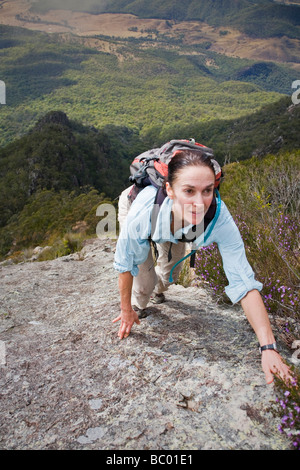 Eine Frau, die den Nordostgrat auf Mount Barney klettern. Stockfoto