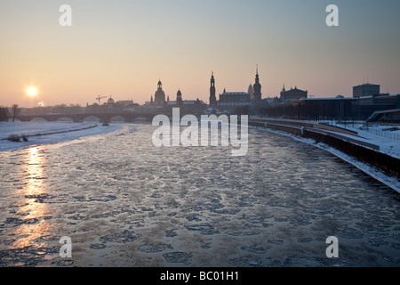 Sonnenaufgang über die Silhouette der Altstadt von Dresden, Deutschland, an einem Wintermorgen Stockfoto