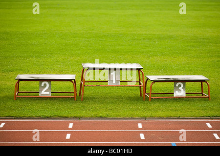 einfache Metall Sockel auf dem grünen Rasen des Stadions closeup Stockfoto