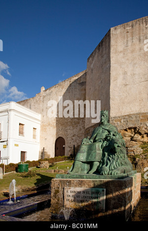 Sancho El Bravo Denkmal und die Burg von Guzmán el Bueno in Tarifa Cadiz Andalusien Spanien Stockfoto
