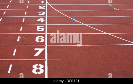 roten Laufstrecken mit weißen Startnummern am Stadion closeup Stockfoto
