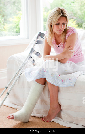 Frau mit gebrochenem Bein Stockfoto