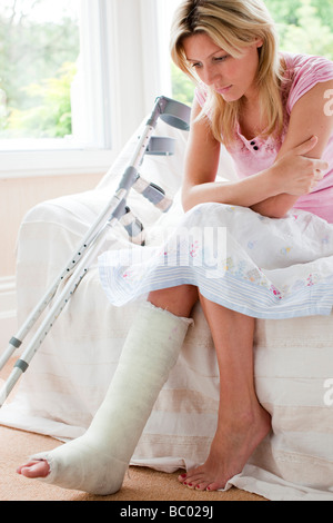 Frau mit gebrochenem Bein Stockfoto