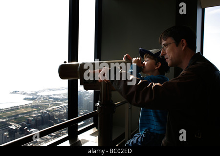 Warum wir Reisen - Touristen auf die Skyline von Chicago aus der Willis Tower, ehemals Sears Tower Skydeck Ausschau. Stockfoto