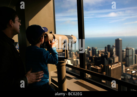 Warum wir Reisen - Touristen auf die Skyline von Chicago aus der Willis Tower, ehemals Sears Tower Skydeck Ausschau. Stockfoto