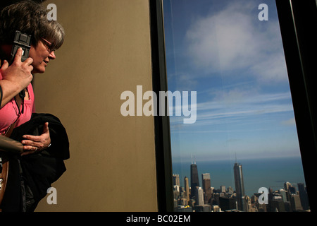 Warum wir Reisen - Touristen auf die Skyline von Chicago aus der Willis Tower, ehemals Sears Tower Skydeck Ausschau. Stockfoto