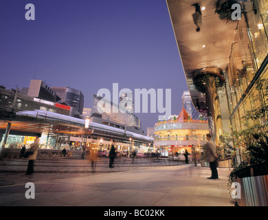 Hochgeschwindigkeitszug Tokyo Station zu verlassen und übergeben das Einkaufsviertel Ginza, Tokio, Japan. Stockfoto