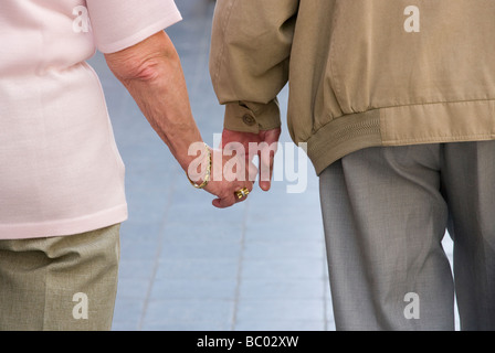 Ältere Paare halten sich an den Händen Stockfoto