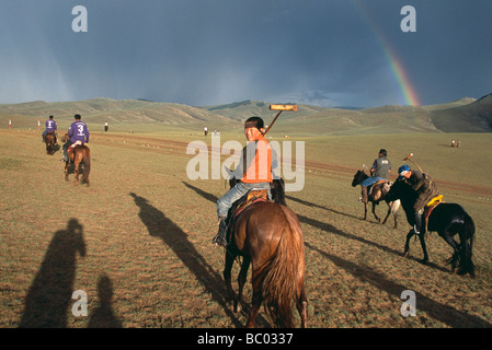 Kinder Polo in der Zentralmongolei. Stockfoto