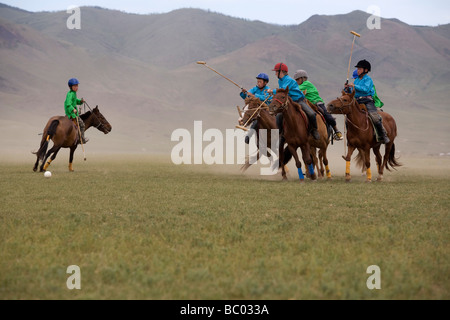 Kinder Polo in der Zentralmongolei. Stockfoto