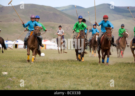 Kinder Polo in der Zentralmongolei. Stockfoto