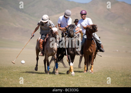 Kinder Polo in der Zentralmongolei. Stockfoto