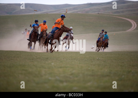 Kinder Polo in der Zentralmongolei. Stockfoto