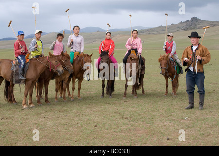 Kinder Polo in der Zentralmongolei. Stockfoto