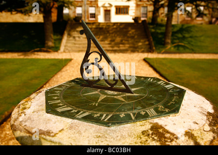 Sockel, horizontale Art Sonnenuhr aus Messing gefertigt und montiert auf einem Steinsockel. Stockfoto