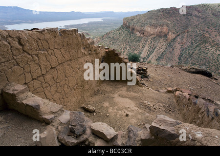 Die oberen Cliff Behausung, eine prähistorische Salado-Ruine im Tonto National Monument, Zentral-Arizona. Stockfoto