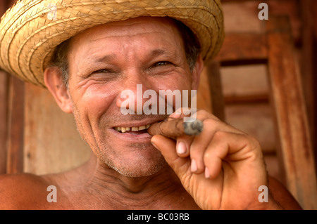 Landwirt kubanischen Tabak raucht Zigarre auf seiner Veranda. Stockfoto