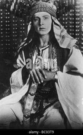 Rudolph Valentino (1895-1926) in "Der Scheich", 1921. Artist: Unbekannt Stockfoto