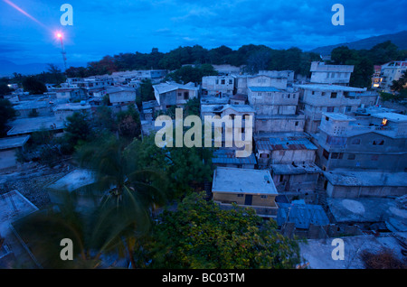 Grauer Betonklotz Konstruktion definiert eine Nachbarschaft in Petionville, Port-au-Prince, Haiti. Stockfoto