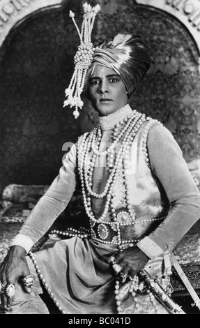 Rudolph Valentino (1895-1926) in "Die Jungen Rajah', 1922. Artist: Unbekannt Stockfoto