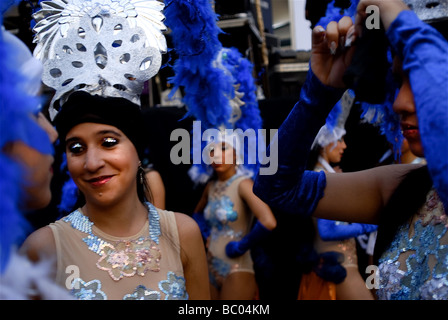 Kostümierte Karnevals Tänzer warten hinter den Kulissen in Merida, Venezuela. Stockfoto