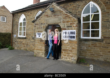 Einem ländlichen Wahllokal im Peak District Dorf der alten Brampton in Derbyshire Stockfoto