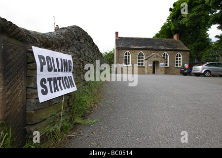 Einem ländlichen Wahllokal im Peak District Dorf der alten Brampton in Derbyshire Stockfoto